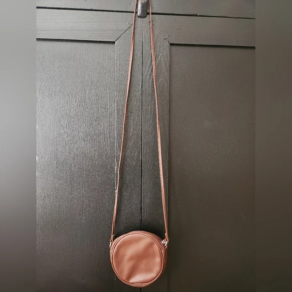 No Boundaries circle crossbody in brown - Picture 2 of 7